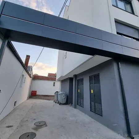 Vlyche Free Parking *