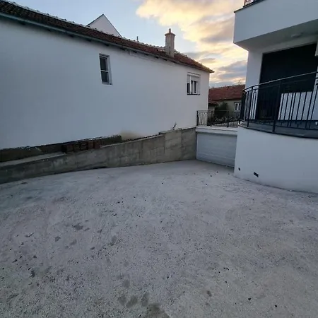 Apartment Vlyche Free Parking