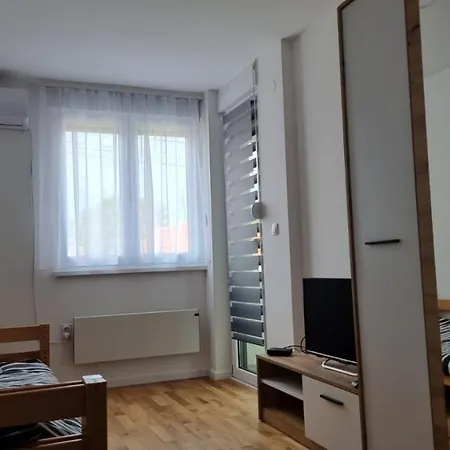 Vlyche Free Parking * Ni