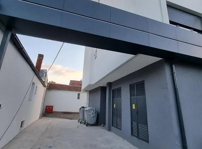 Vlyche Free Parking *