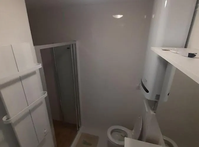 Vlyche Free Parking شقة *